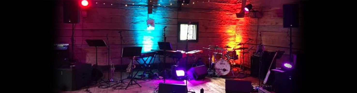 Festlokal med ljuseffekter och ljudutrustning